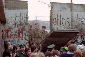 Los gerifaltes de la RDA hicieron negocio con los restos del Muro de Berlín.
